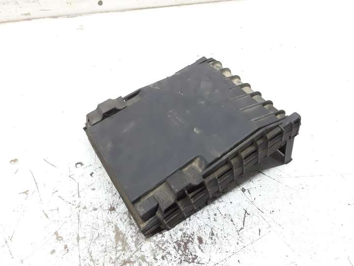 Volkswagen PASSAT B6 (2005 - 2010)  1K0937132F Крышка ящика предохранителей