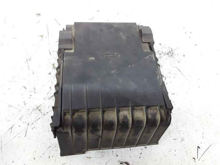 Volkswagen PASSAT B6 (2005 - 2010)  1K0937132F Крышка ящика предохранителей