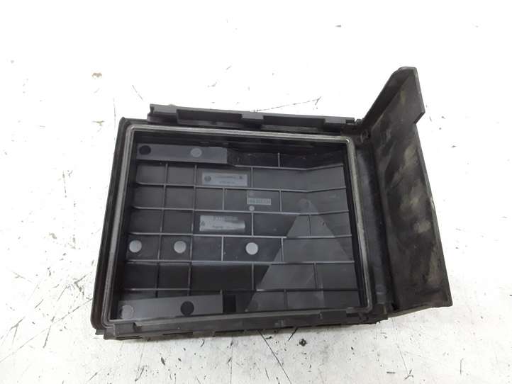 Volkswagen PASSAT B6 (2005 - 2010)  1K0937132F Крышка ящика предохранителей