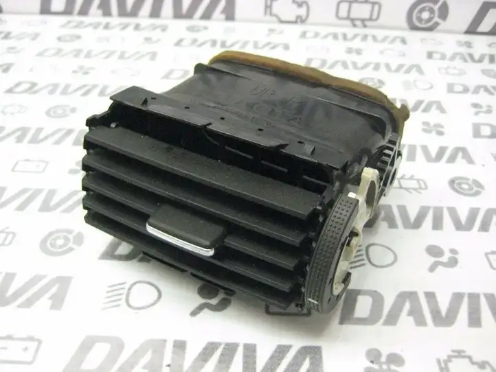 Toyota Avensis T250 (2003 - 2006) Центральный воздушный дефлектор — фото 1