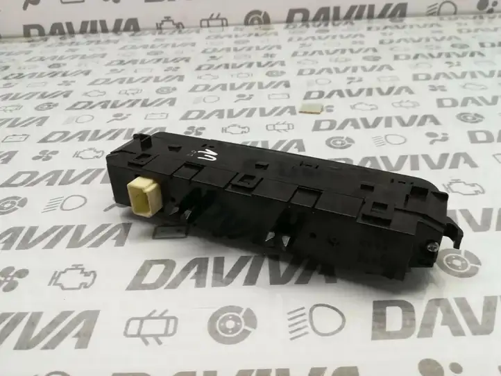 Toyota Urban Cruiser (XP110) (2007 - 2016) 8395052110 Автомобильные часы — фото 2