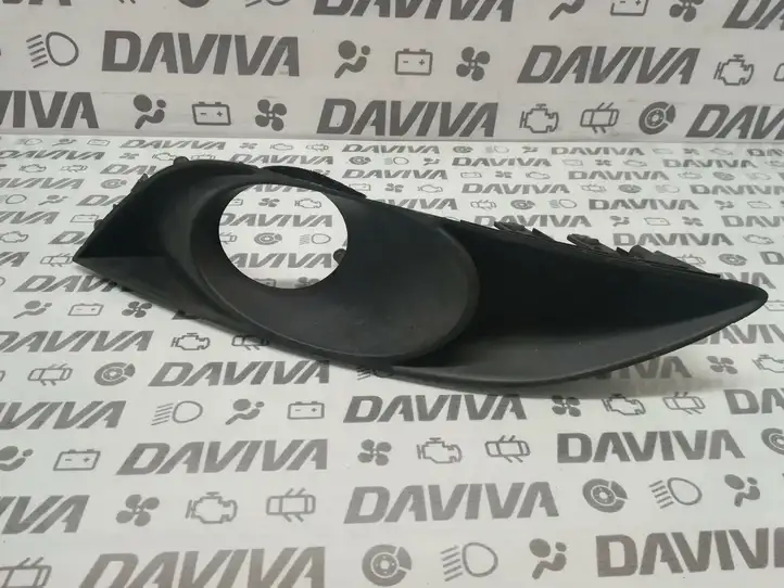 Toyota Auris 150 (2006 - 2012) 81482-02040 Решетка противотуманной фары — фото 1