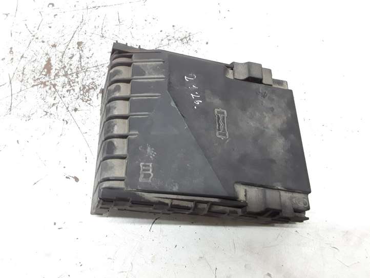 Volkswagen PASSAT B6 (2005 - 2010)  1K0937132F Крышка ящика предохранителей