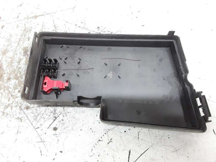 Mazda 3 (2003 - 2006)  318789229 Крышка ящика предохранителей