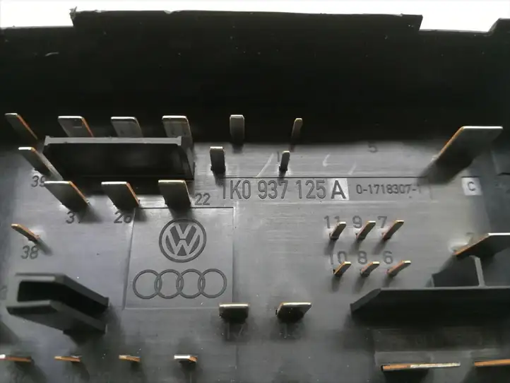 Volkswagen Golf V (2003 - 2009) 1K0937125A Блок предохранителей — фото 5