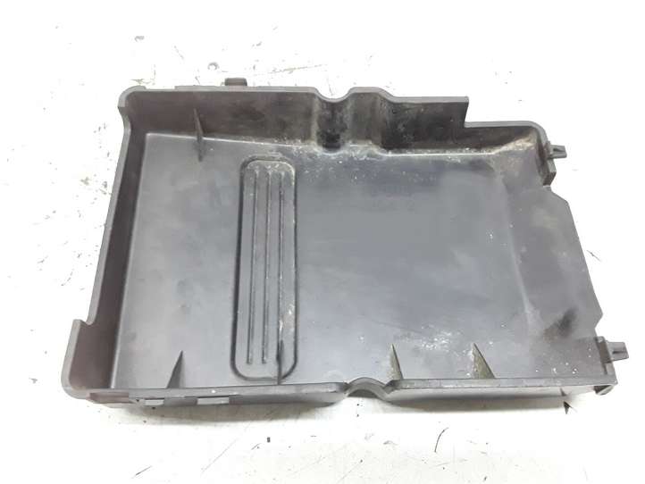 Mazda 3 (2003 - 2006)  Z60118593 Крышка ящика аккумулятора