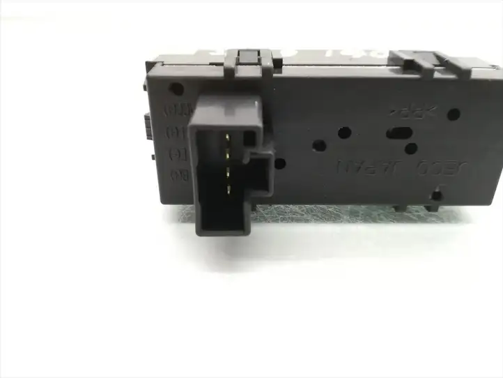 Toyota Prius (XW20) (2003 - 2009) 83910-47040 Часы — фото 3