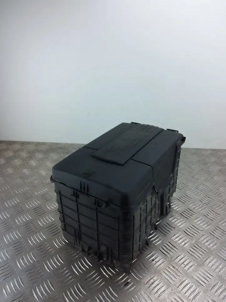 Skoda Superb B6 (3T) (2008 - 2015)  3C0915443A Ящик аккумулятора