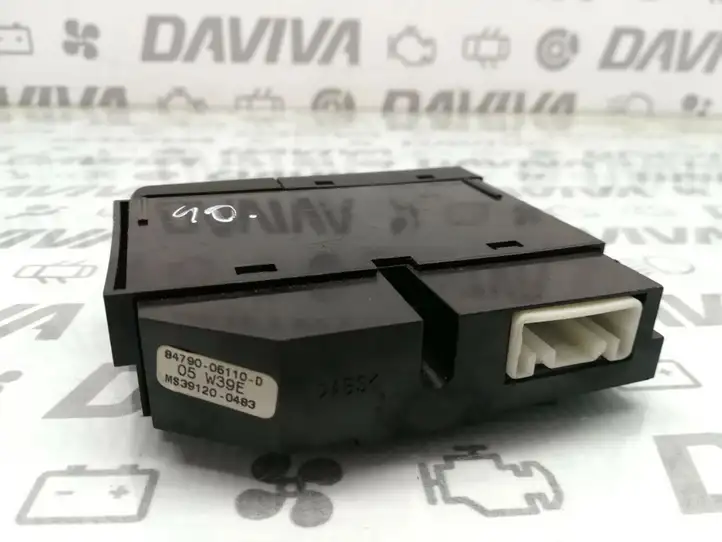 Toyota Avensis T250 (2003 - 2006) 8479005110 Кнопка обогрева стекла — фото 3