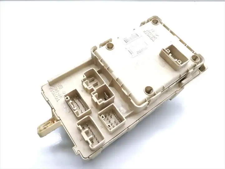 Toyota Avensis T250 (2006 - 2009) 82641-05030 Блок предохранителей — фото 4