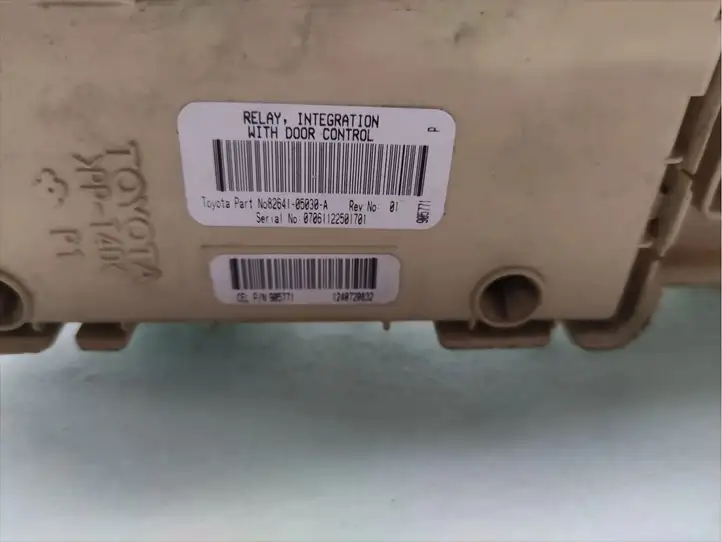 Toyota Avensis T250 (2006 - 2009) 82641-05030 Блок предохранителей — фото 5