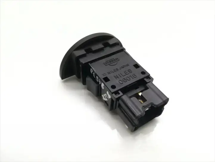Nissan X-Trail T30 (2001 - 2007) 06016 Включатель аварийных фонарей — фото 3