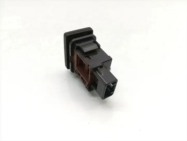 Toyota Avensis T270 (2009 - 2012) 1B99 Включатель открытия топливного бака — фото 2