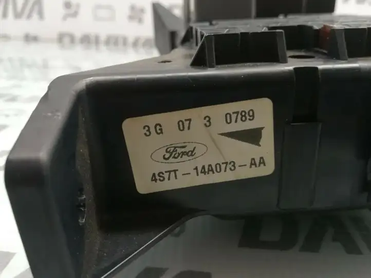 Ford Mondeo Mk III (2000 - 2007) 4S7T-14A073-AA Блок предохранителей — фото 4