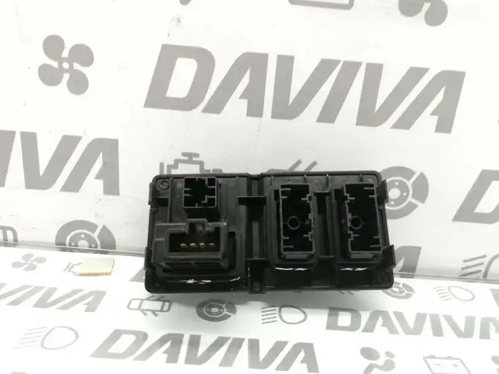 Lexus RX 450H (2008 - 2012) 55446-48010 Включатель открытия топливного бака — фото 3