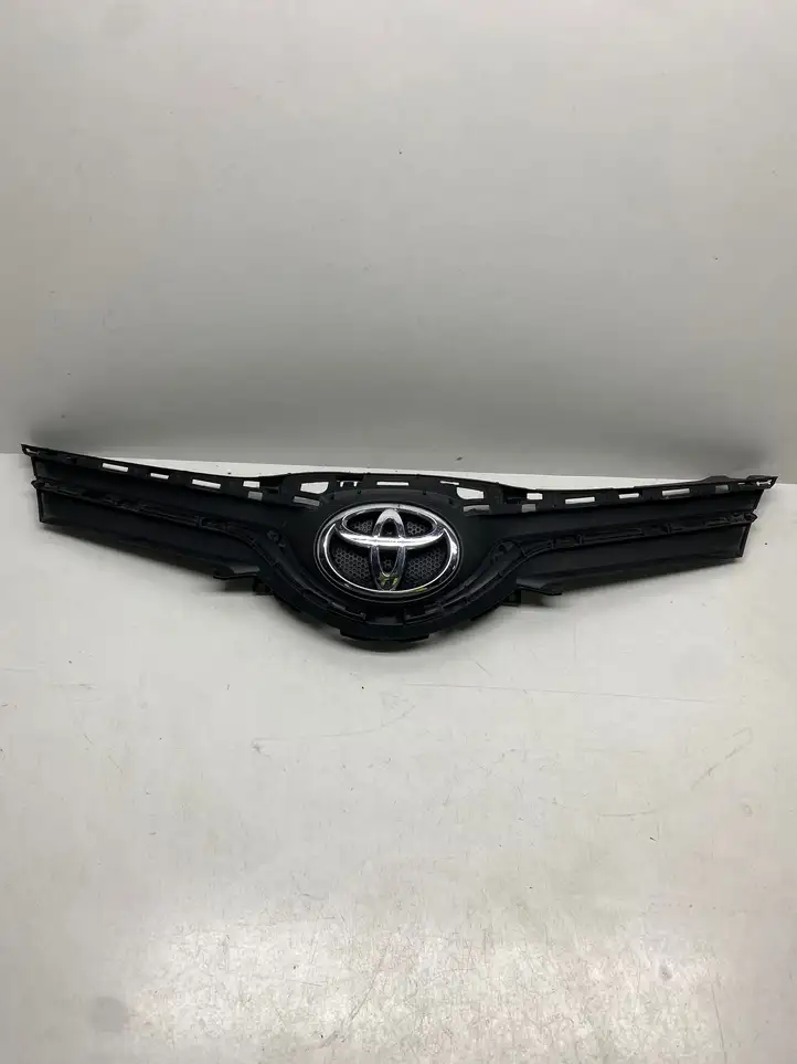Toyota Yaris (2014 - 2019) 531010D660 Передняя решетка — фото 1