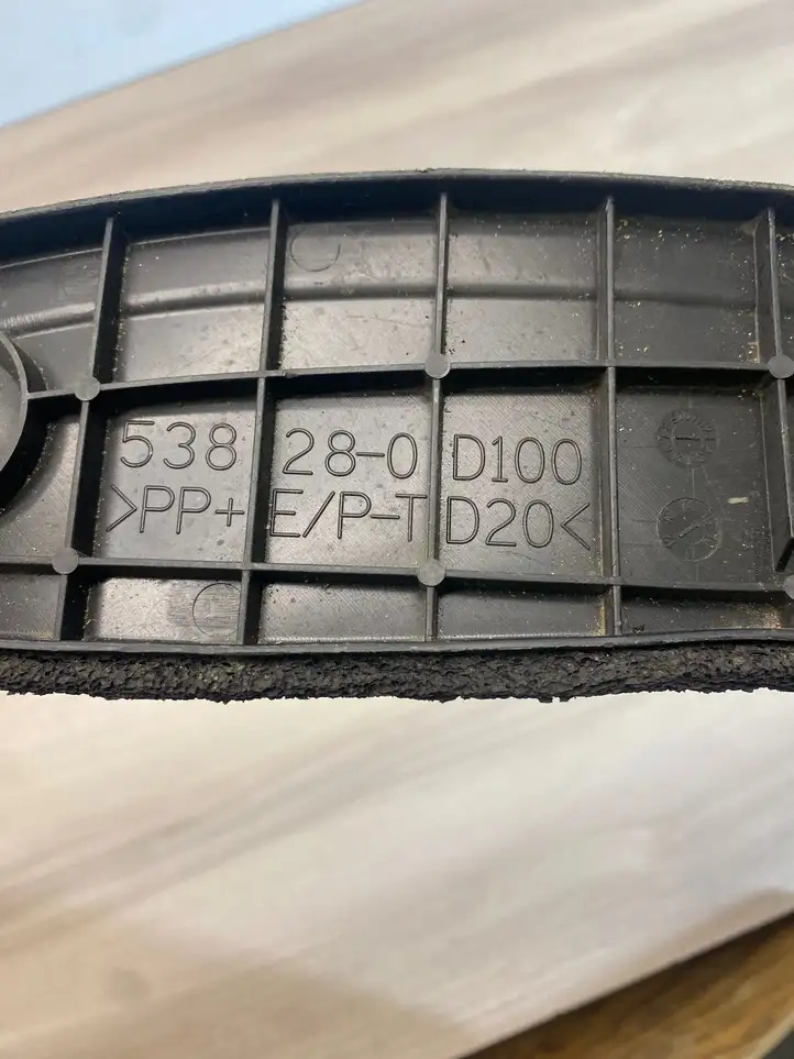 Toyota Yaris (2014 - 2019) 538280D100 Накладка крыла — фото 2