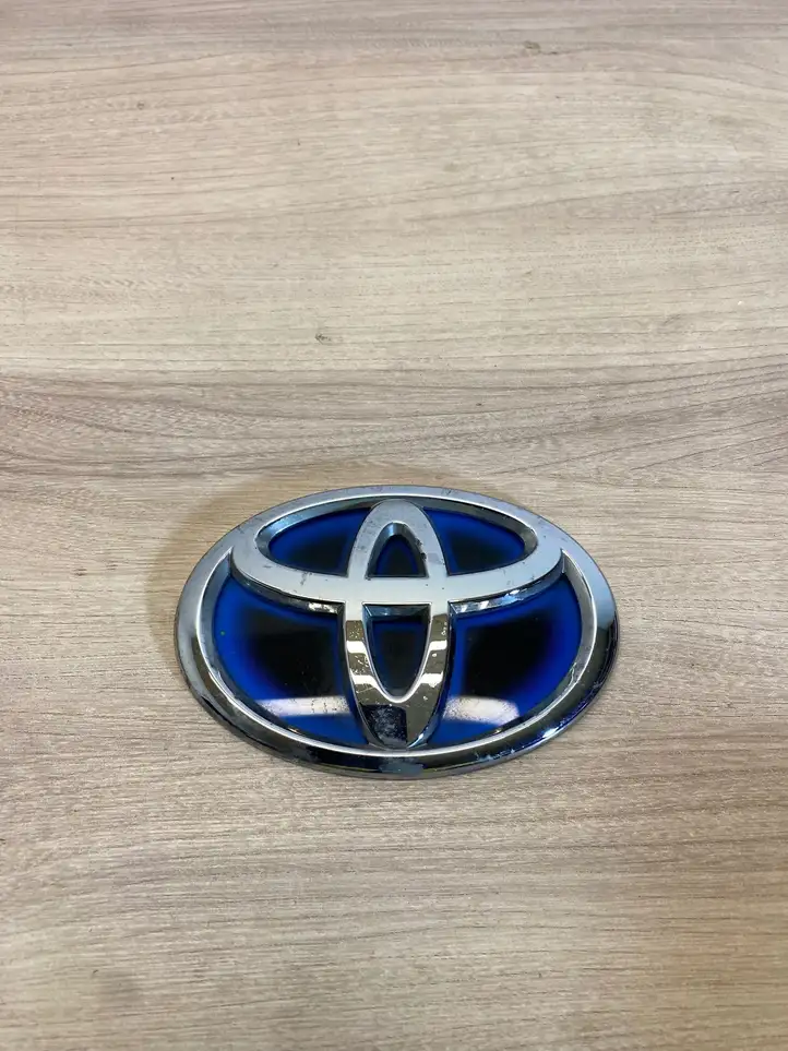 Toyota Auris E180 (2012 - 2018) Эмблема автомобиля — фото 3