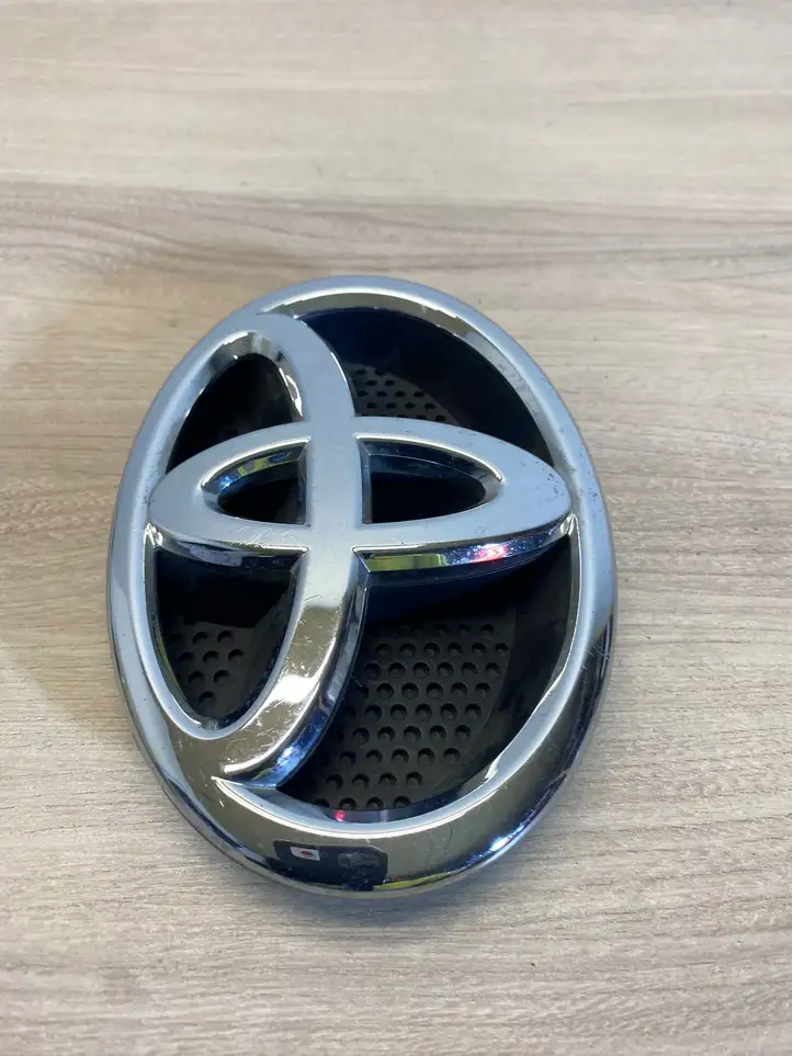 Toyota RAV 4 (XA40) (2012 - 2018) 7531212320 Эмблема производителя — фото 4