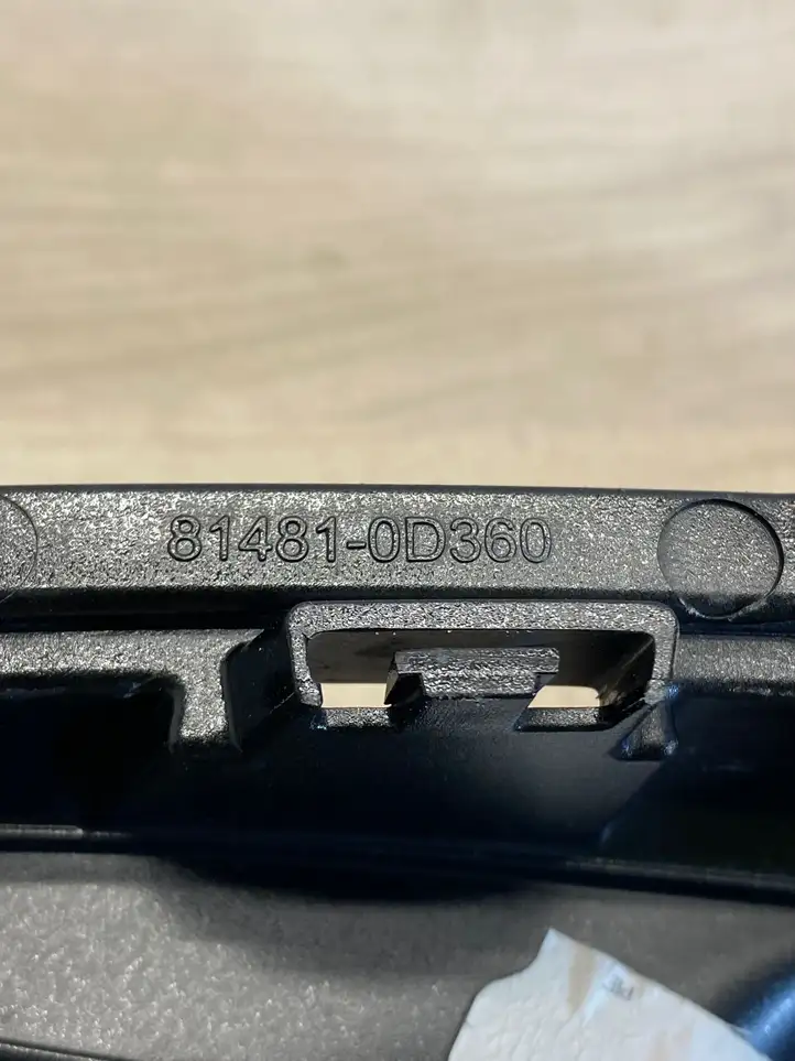 Toyota Yaris (2014 - 2019) 814810d360 Решетка противотуманной фары — фото 1