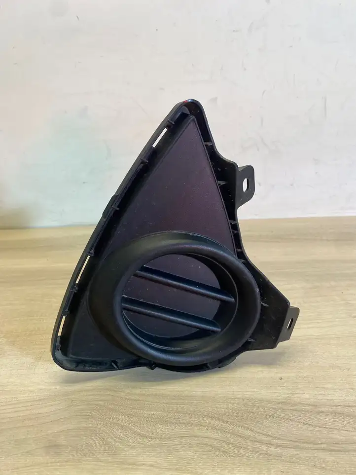 Toyota Auris E180 (2012 - 2018) 8148102300 Решетка противотуманной фары — фото 1