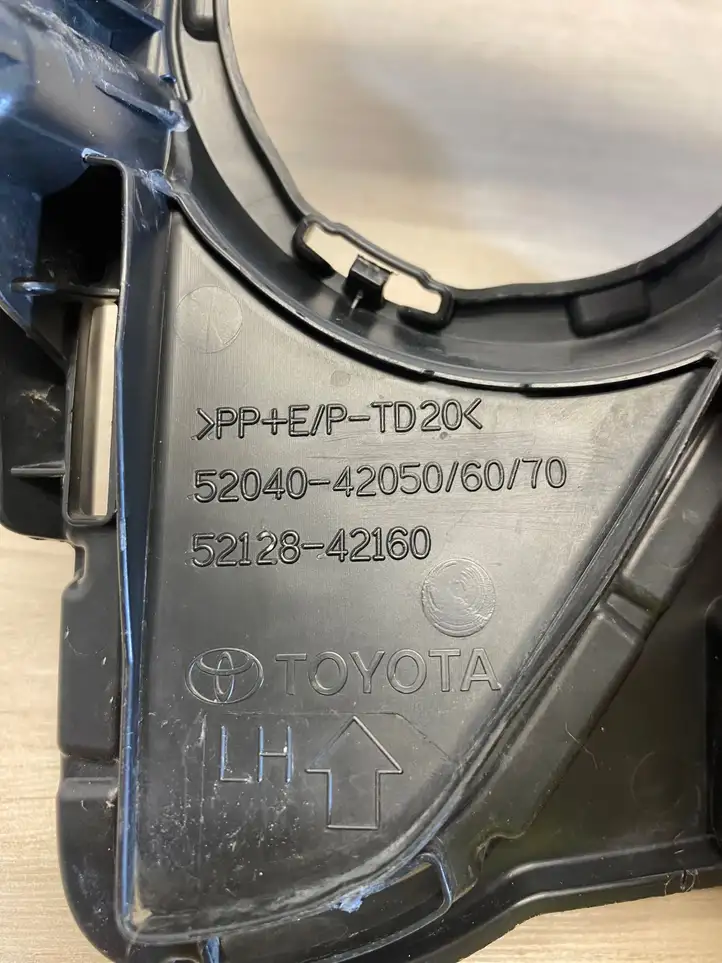 Toyota RAV 4 (XA40) (2012 - 2018) 5204042050 Решетка противотуманной фары — фото 2
