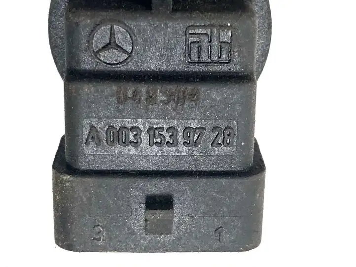 Mercedes-Benz C W203 (2000 - 2007) A0031539728 Датчик положения распредвала — фото 3
