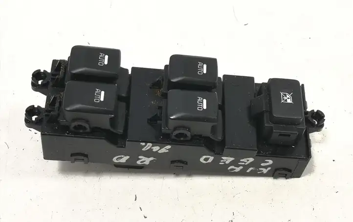 Kia Ceed (2012 - 2015) 93570A2900 Кнопка стеклоподъемников — фото 1