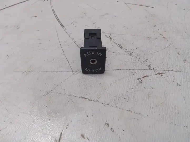 Volkswagen Transporter-Caravelle (2009 - 2015)  5M0035724 Разъем AUX