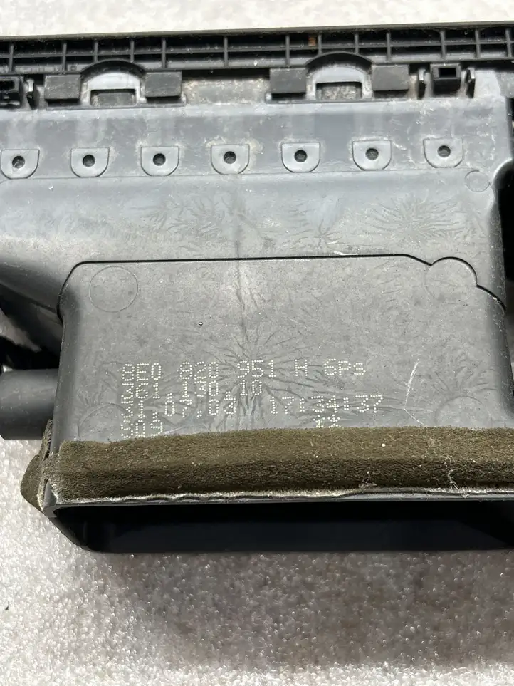 Audi A4 (2000 - 2006)  8E0820951H Другая деталь салона