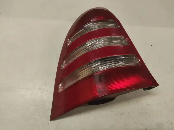 Mercedes-Benz C W203 (2000 - 2007) Задний фонарь в кузове — фото 1