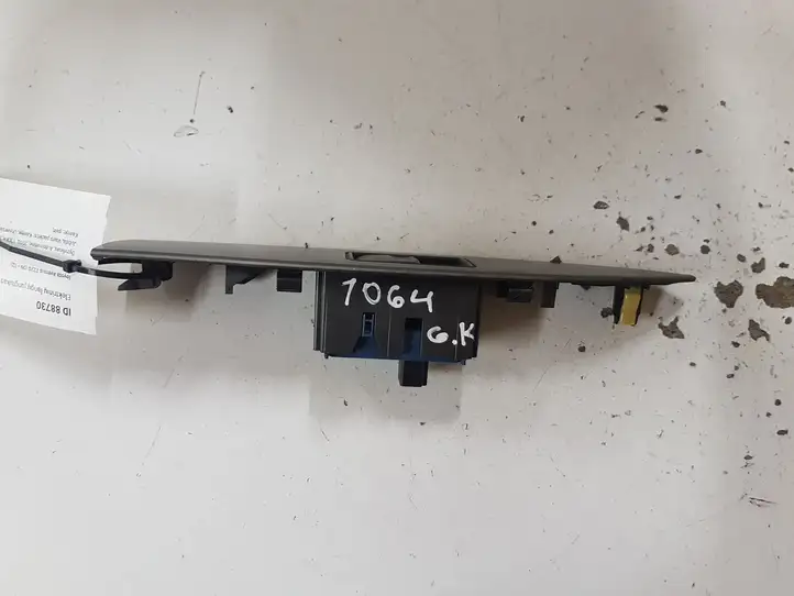 Toyota Avensis T270 (2009 - 2012) 7427205050 Блок кнопок стеклоподъемников — фото 3