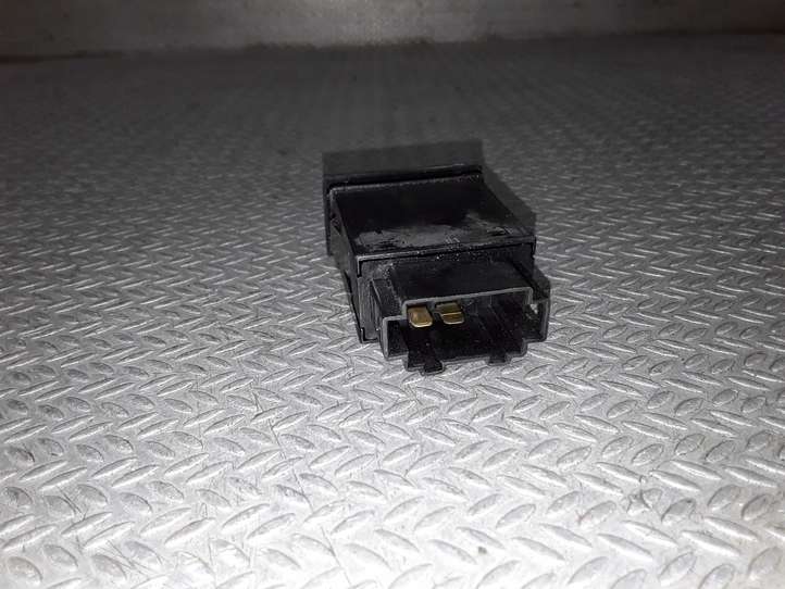 Skoda Octavia Mk1 (1U) (1996 - 2004)  1U0959833C Включатель открытия топливного бака