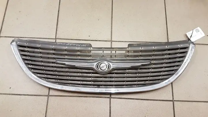 Chrysler Voyager (2001 - 2004) 4857300 Передняя решетка — фото 1