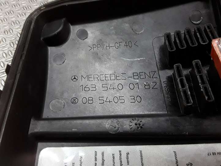 Mercedes-Benz ML W163 (1997 - 2005)  1635400182 Крышка ящика предохранителей