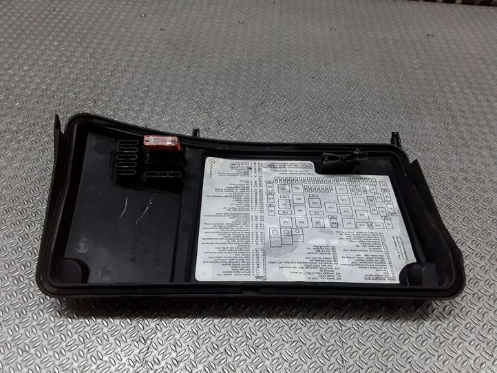 Mercedes-Benz ML W163 (1997 - 2005)  1635400182 Крышка ящика предохранителей