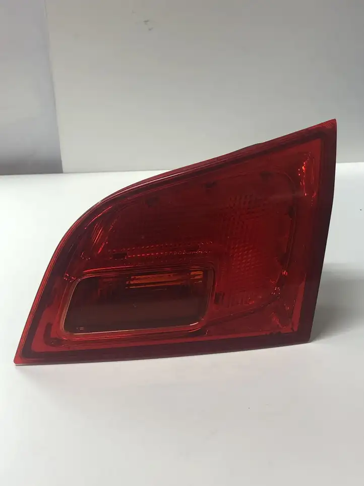 Opel Astra J (2012 - 2015) 13282249 Задний фонарь в крышке багажника — фото 1