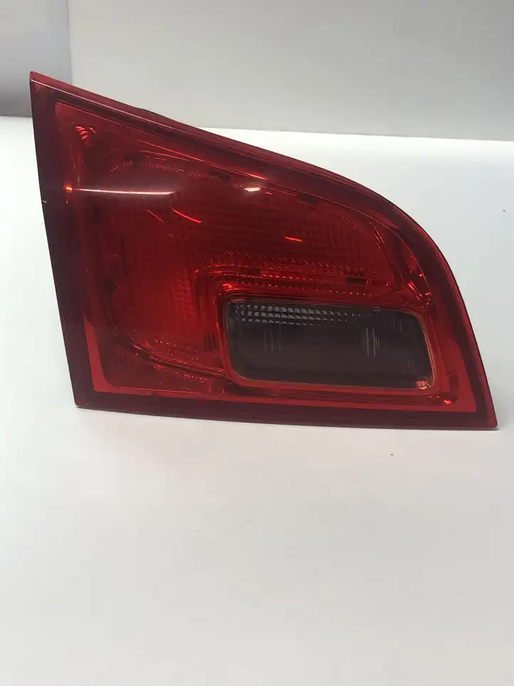Opel Astra J (2012 - 2015) 13282248 Задний фонарь в крышке багажника — фото 1