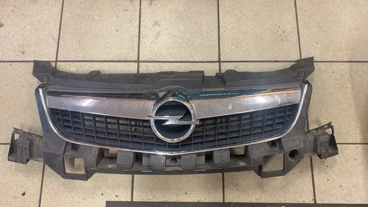 Opel Vectra C (2005 - 2009) 13182876 Верхняя решетка радиатора — фото 1