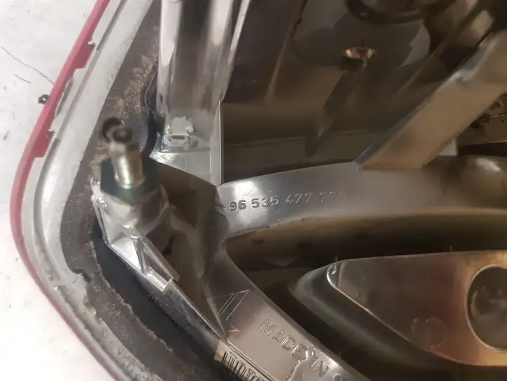 Citroen C4 I Picasso (2006 - 2013) 9653547777 Задний фонарь в крышке багажника — фото 3