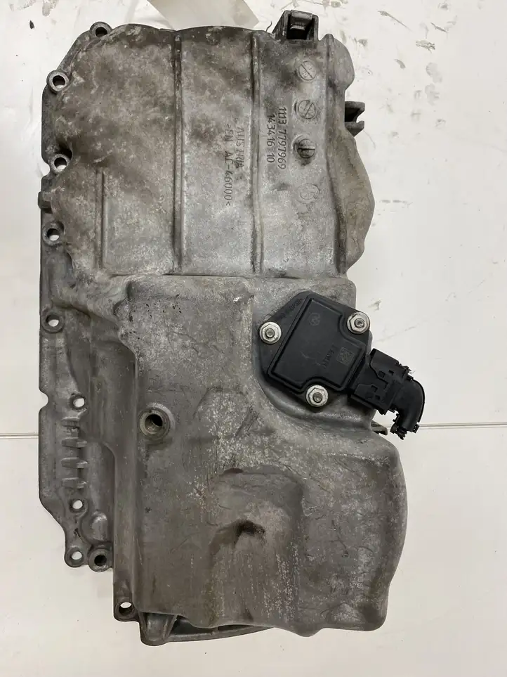 BMW 3 E90 E91 (2005 - 2012) 11137797969 Картер двигателя — фото 2