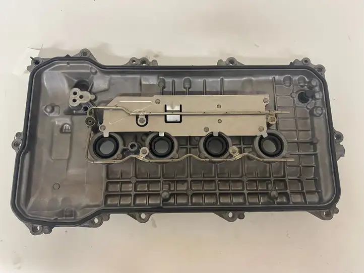 Toyota Prius+ (ZVW40) (2011 - 2018) Крышка головки блока цилиндров — фото 4