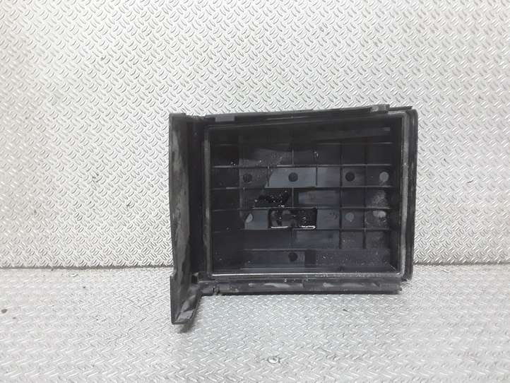 Volkswagen PASSAT B7 (2011 - 2014)  1K0937132F Крышка ящика предохранителей