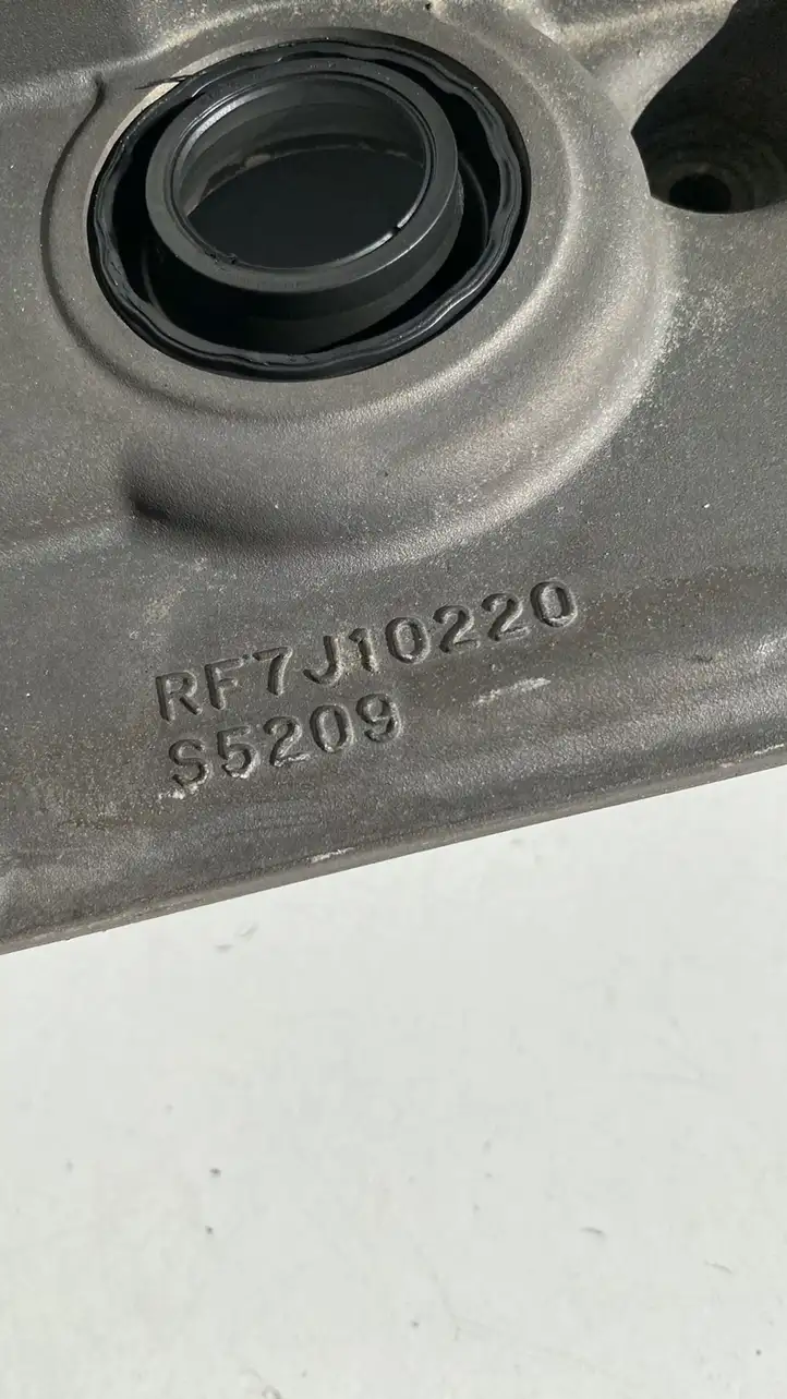 Mazda 6 (2009 - 2012) RF7J10220 Крышка головки блока цилиндров — фото 4
