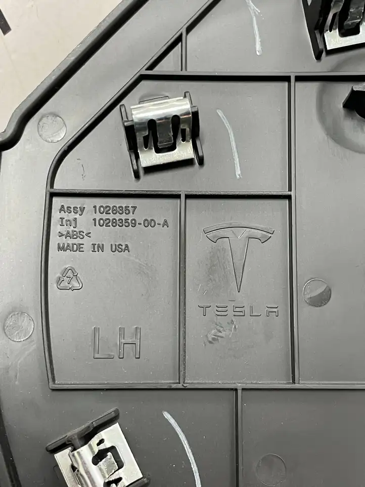 Tesla Model S (2016 - 2021) 102835900A Задняя боковая обшивка салона — фото 2