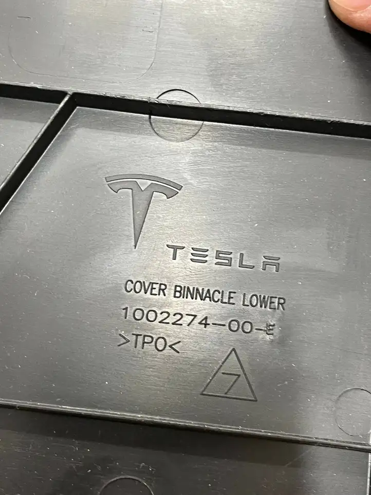 Tesla Model S (2016 - 2021) 100227400E Прочие детали салона — фото 3