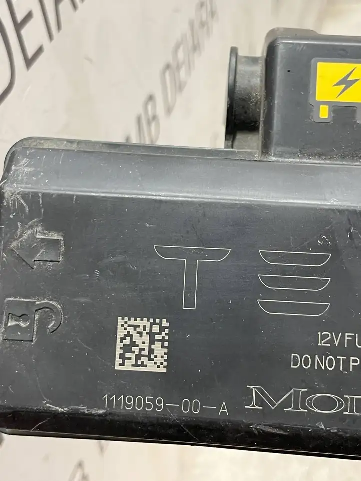 Tesla Model S (2016 - 2021) 111905900A Крышка ящика предохранителей — фото 2
