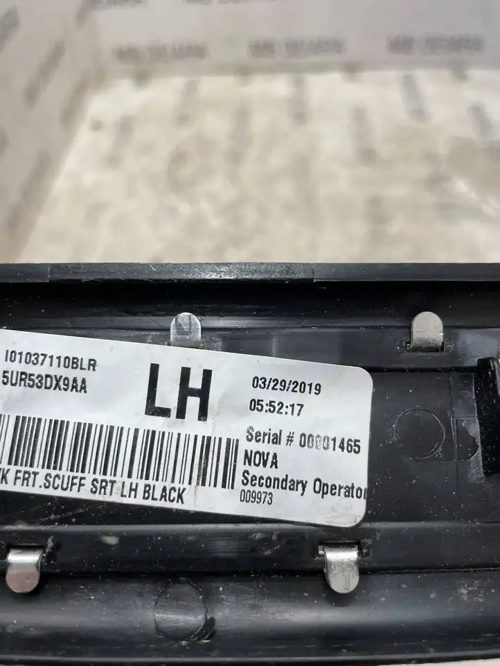 Jeep Grand Cherokee (2010 - 2021) 101037110BL Внутренняя отделка переднего порога — фото 3