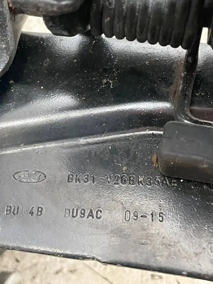 Ford Transit (2013 - 2017) BK31V266K35AE Средняя направляющая ролика раздвижной двери — фото 4