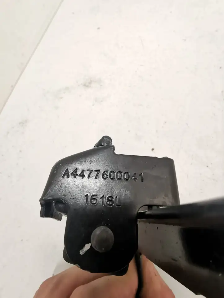 Mercedes-Benz Vito W447 (2014 - ) A4477600041 Средняя направляющая ролика раздвижной двери — фото 3